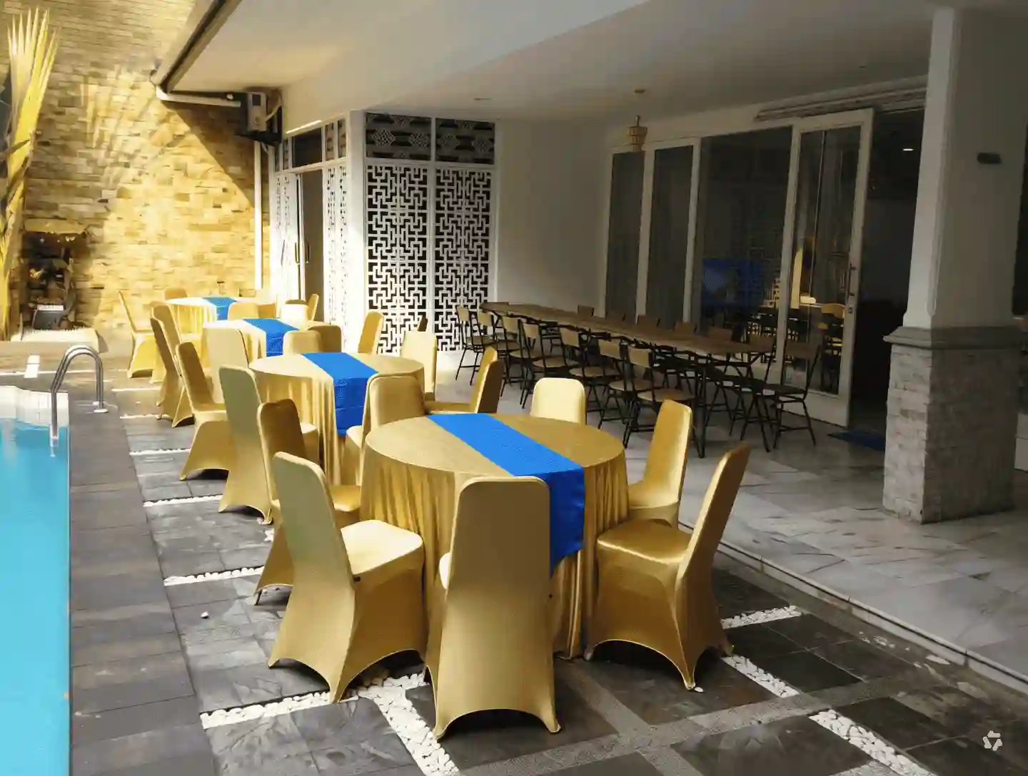 Sewa Meja Jakarta